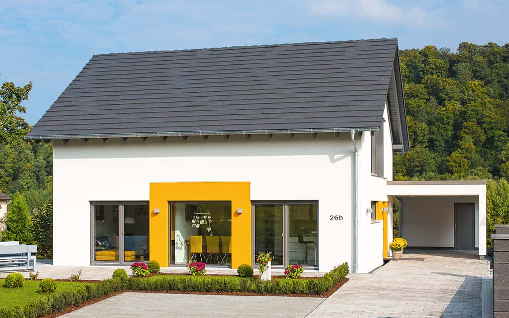 Jedermann®-Musterhaus: Außenansicht mit Carport